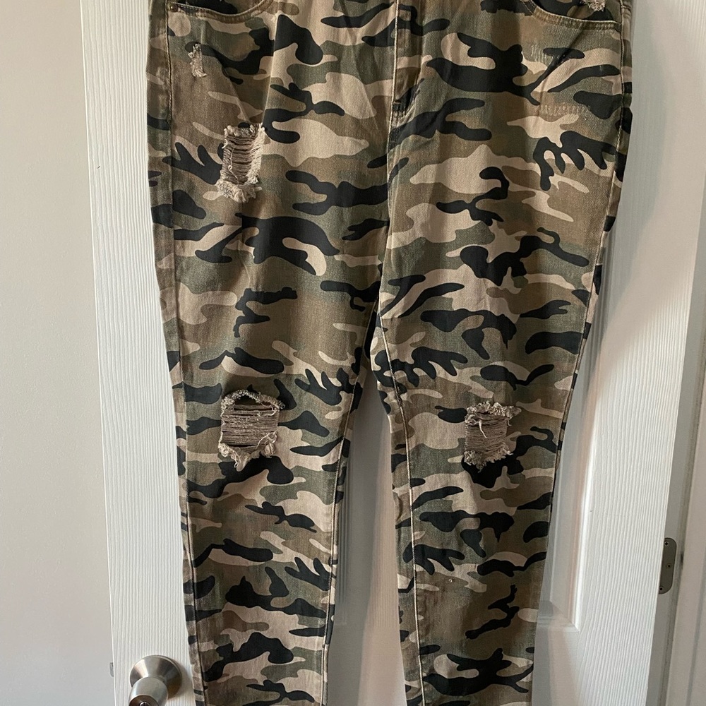 24W Camo distressed Jeans